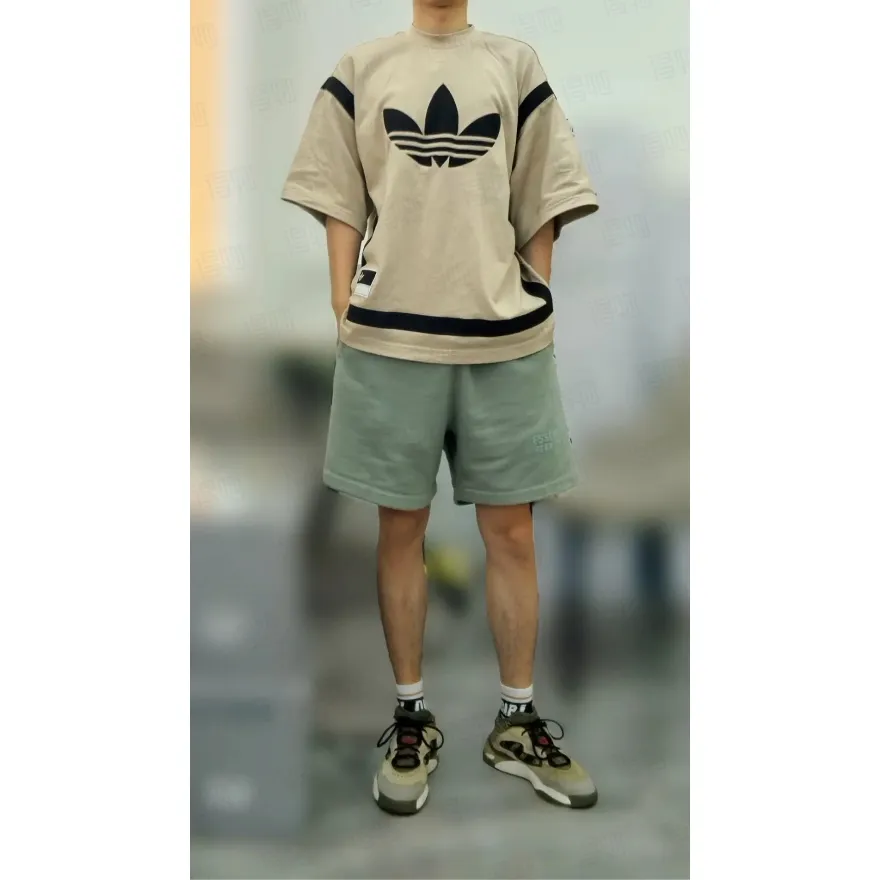 🦋Exclusive for cross-border supply, Hot Sale🦋80 【Smog Blue】Essentials FW 23 Essentials Shorts Smoke Solid color elastic straight American heavyweight casual shorts for men and women Same Style ESSENTIALS was founded in Los Angeles, USA in 2018. The original intention of the establishment was to let more people wear affordable Versatile trendy items. In terms of fabric tailoring, it follows the same comfort and fineness as FEAR OF GOD, and the design is simplified from complexity, with the eye-catching "ESSENTIALS" LOGO running throughout. ESSENTIALS has been favored by fashion enthusiasts since its launch, and many European and American superstars are also its loyal buyers, such as KANYE WEST, JUSITN BIEBER, RIHANNA, etc. . . . . The most popular FOG color on the Internet is here, double-row silicone, the original custom-made fabric is soft and comfortable, no color difference, the custom-dyed rib collar is dyed in the same vat, the original Authentic designated flocking printing factory, there are few machines on the market that can produce a three-dimensional 3D feeling, the width and length of each letter and the 3D depth, etc., the ceiling of the industry, that is to say, you don’t need to look closely to know that it is 3D. In the details, we can see that the size of each corner of the hood is symmetrical and made of double-layer fabric. Factory’s great technology is that it can make each corner symmetrical so that it doesn’t look soft and floppy when worn, and it feels stiff. The original OVERSIZE version is full of high street style. Color: Light Black, Haze Blue, Plum, Seal Gray Size: XS-XL (maximum weight) Recommended: Same Style for men and women